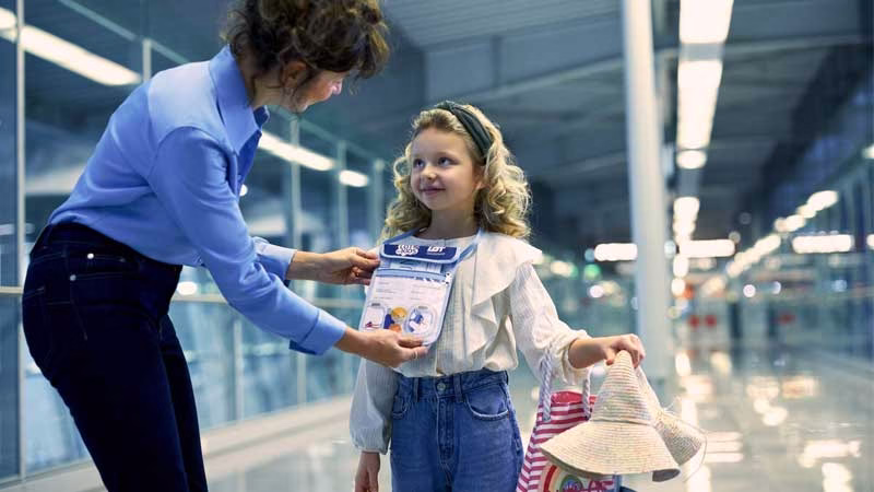 Bé mấy tuổi được bay một mình? Dịch vụ trẻ em đi một mình là gì?