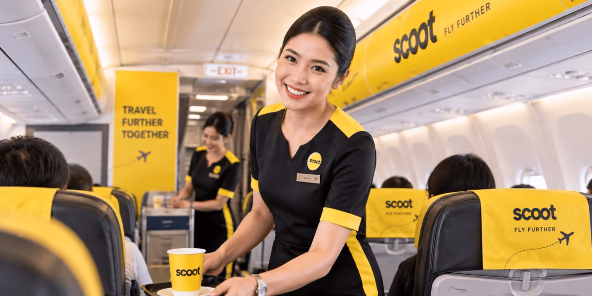 Tiếp viên Scoot Air phục vụ trên khoang bay