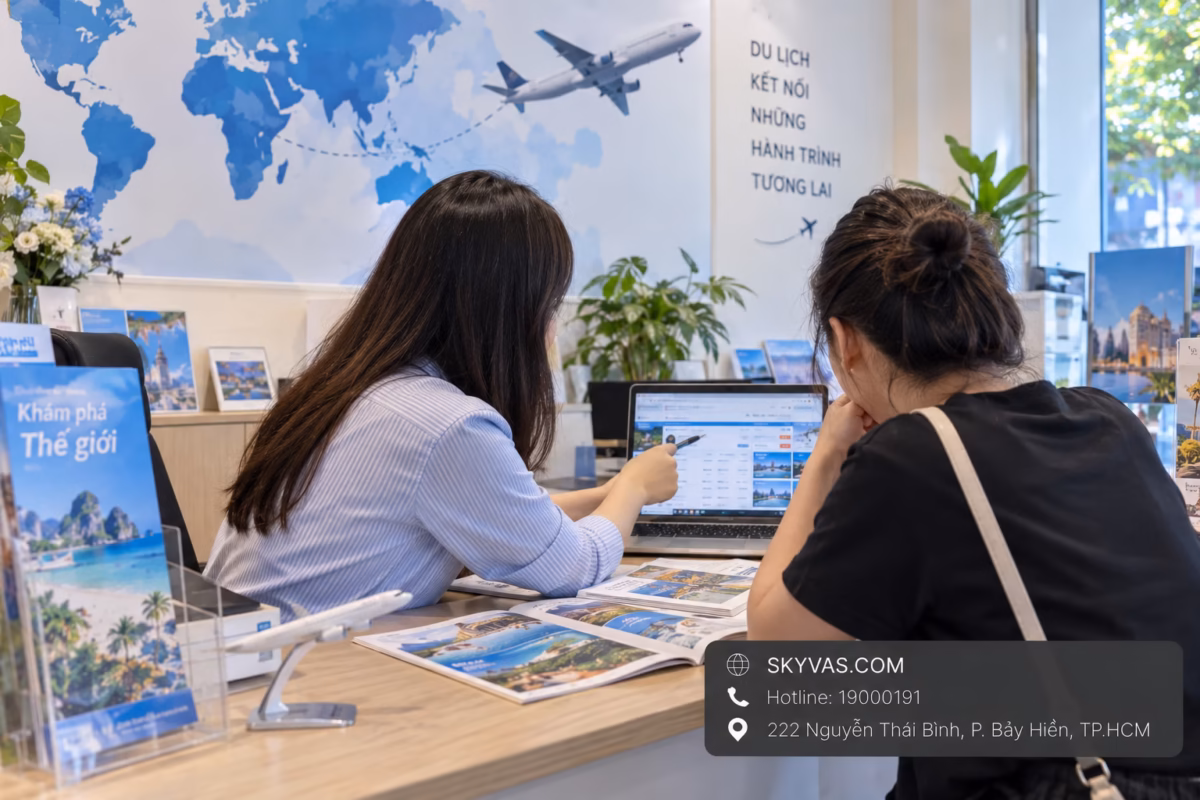 Nhân viên tư vấn khách hàng tại phòng vé Skyvas